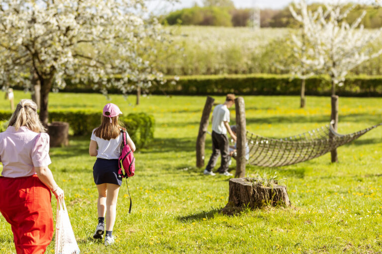 Bloesemshoot_gezin_Annelien Geenen_belevingsboomgaard_WEB001